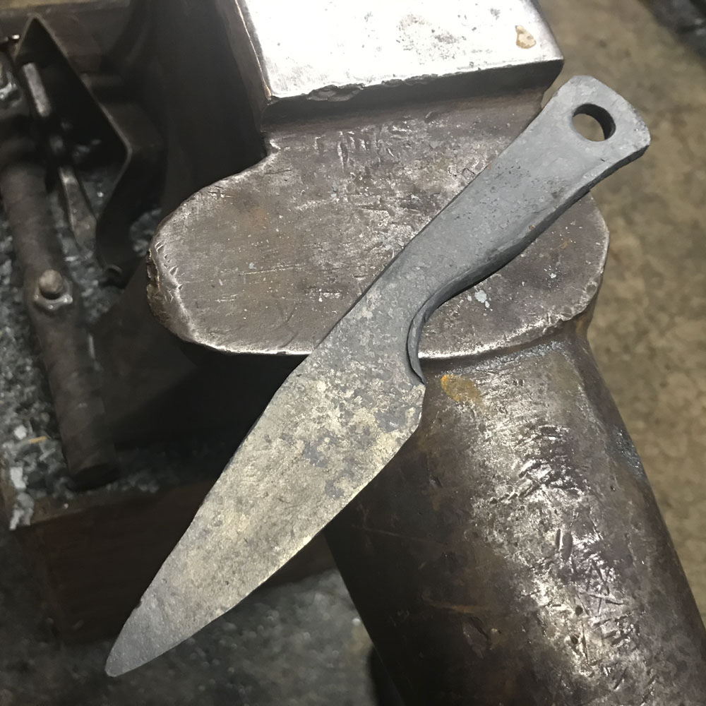 Beginner Bladesmithing - Forging Knives to Shape 2024